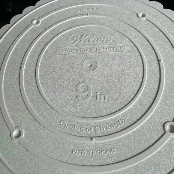 Wilton vintage acrylic cake stand. 9 inches - Picture 2 of 3